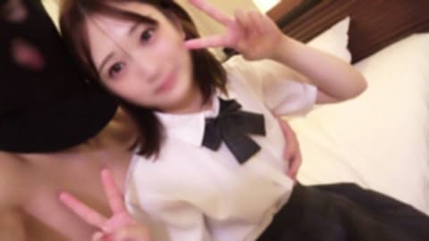 【豪华4次射精】清纯偶像志愿美女，在偶像练习休息日展现的美丽姿态。被大叔们轮番逼近，经歷甜蜜深吻与无套肉棒插入，竟然连续4次中出！ FC2-PPV-4922638