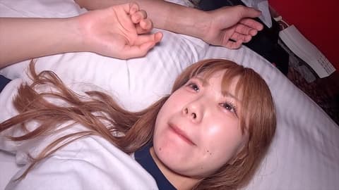 【无修正】【露脸】正宗18岁，美臀、运动裤、可爱酒窝，哭泣般脸蛋背后位中出 FC2-PPV-3779166