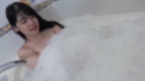 爆乳H罩杯的保育教师。一面展现温柔气氛一面恳求勃起肉棒抽插。 FC2-PPV-4502150